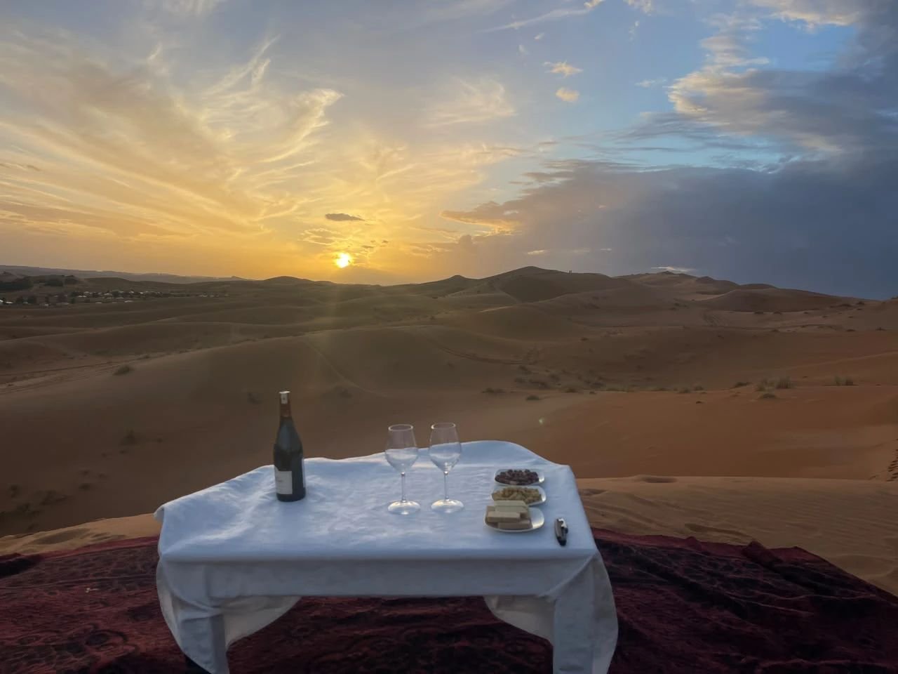 Mesa privada al atardecer en las dunas